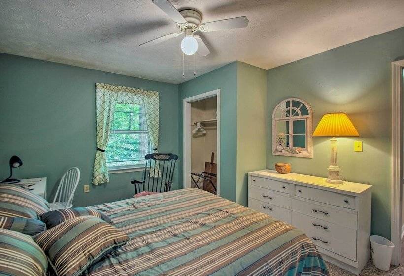 Quaint Hinton Hideaway   Hunt & Fish Nearby!