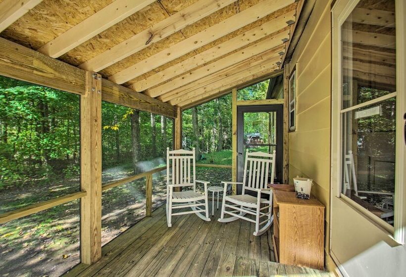 Quaint Hinton Hideaway   Hunt & Fish Nearby!