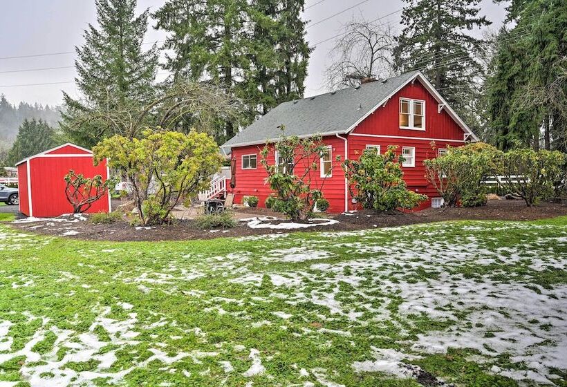 Redmond Farmhouse On 2 Acres W/ Deck & Grill!