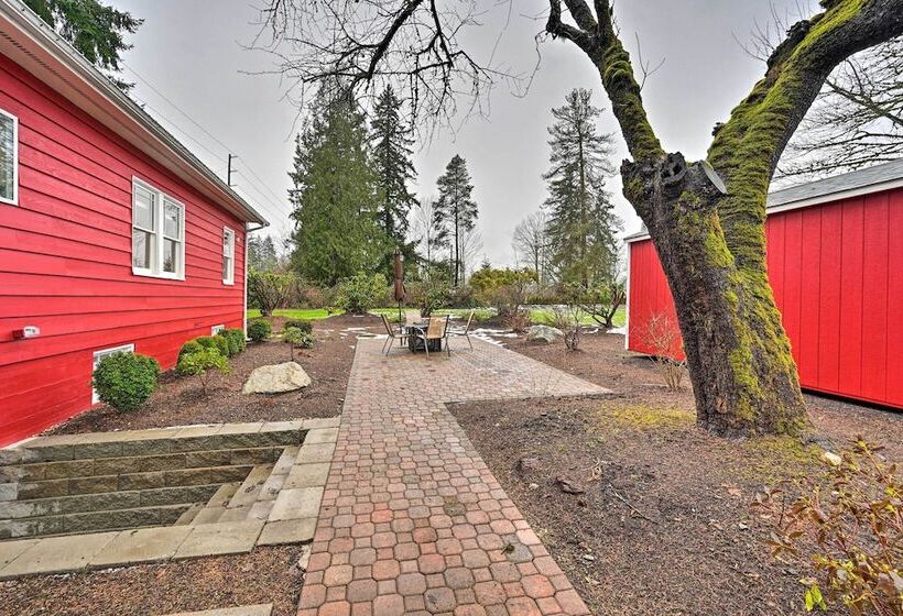 Redmond Farmhouse On 2 Acres W/ Deck & Grill!