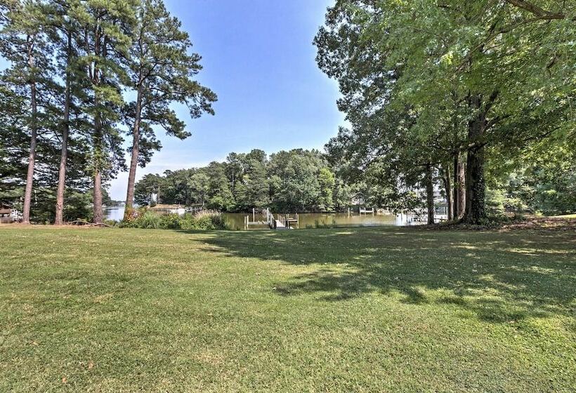 River S Edge Retreat With Kayaks & River Access!