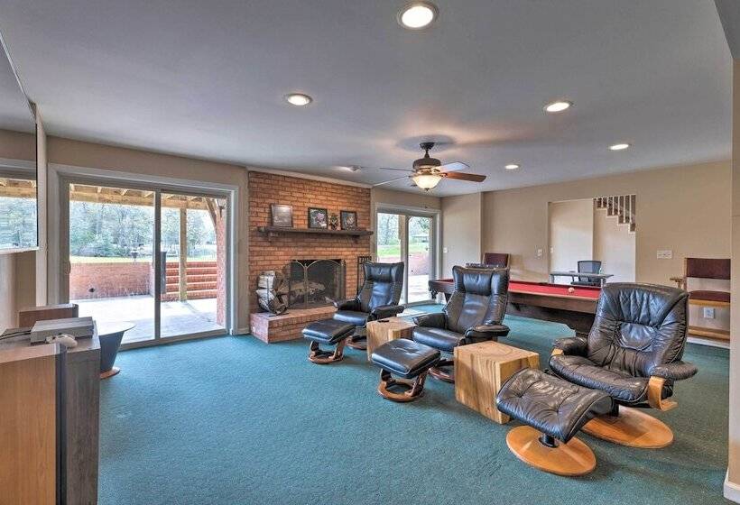 River S Edge Retreat With Kayaks & River Access!