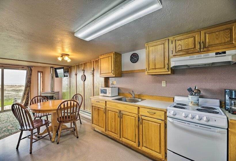 Sanderling Sea Cottages, Unit 2: Walk To Coast!