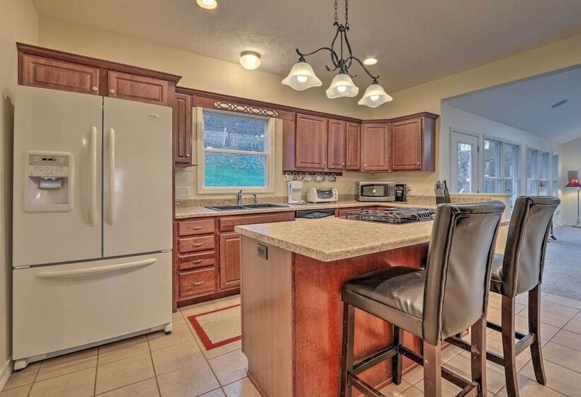 Sugar Grove Escape W/ Hot Tub & Remote Workspace!