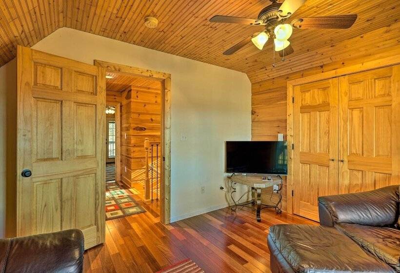Decks & Panoramic Views: Rustic Sparta Cabin