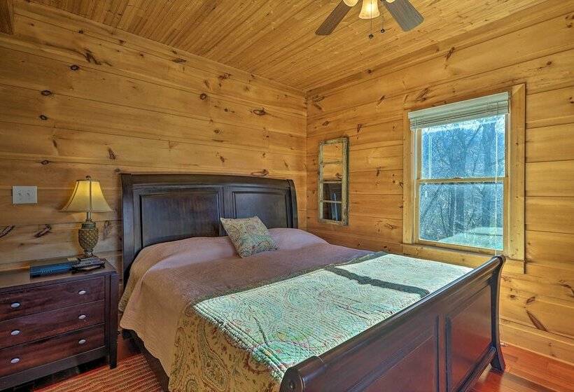 Decks & Panoramic Views: Rustic Sparta Cabin
