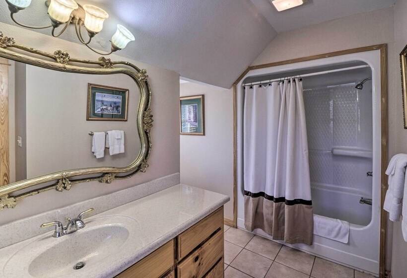 The Captains Quarters In Rogers W/ Covered Porch!