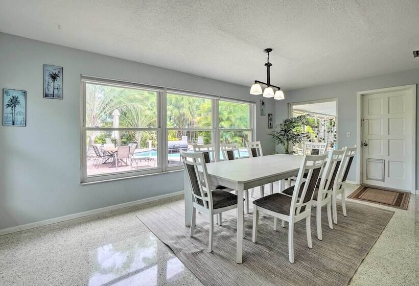 Vibrant Largo Home: Heated Pool, Lake Views!