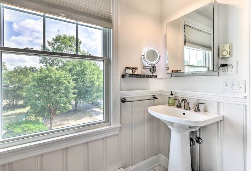 Walkable New Haven Retreat W/ Ocean Views!