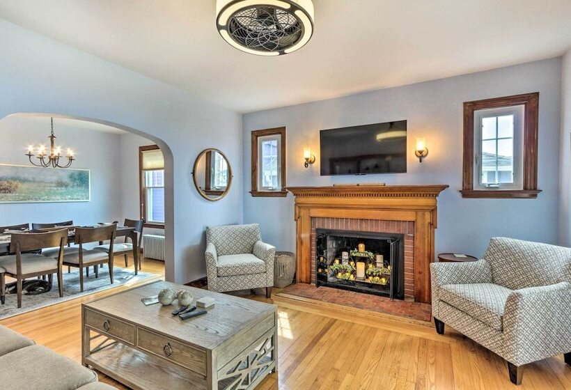 Walkable New Haven Retreat W/ Ocean Views!