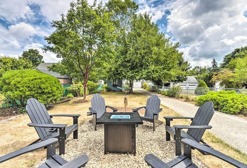 Walkable New Haven Retreat W/ Ocean Views!