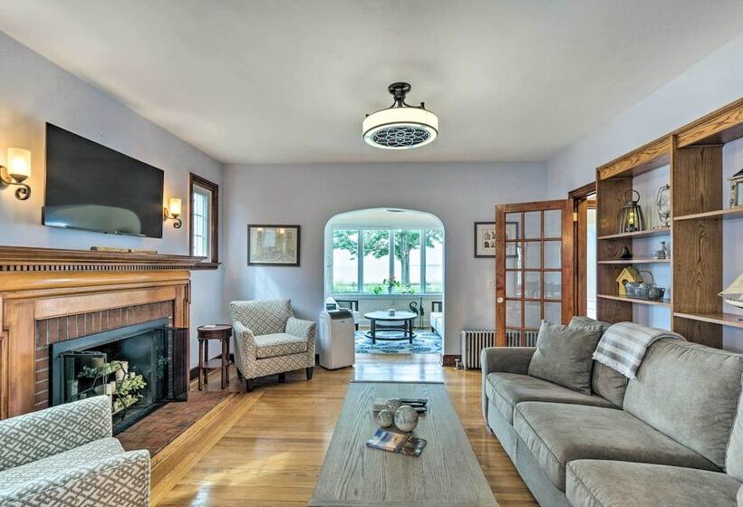 Walkable New Haven Retreat W/ Ocean Views!