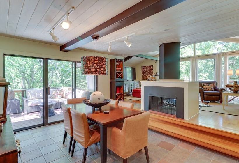 Woodsy Mountain Home Escape: Walk To Marina!