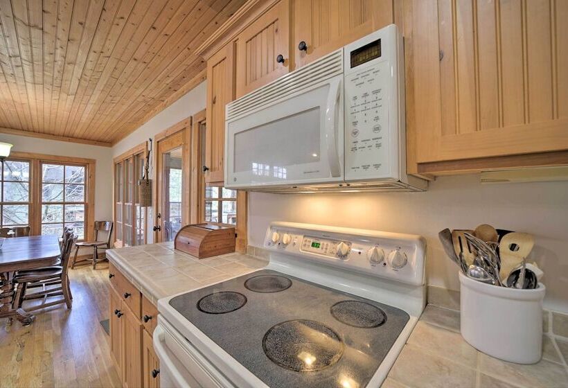 Woodsy Smoky Mtn Hideaway W/ Grill & Views!