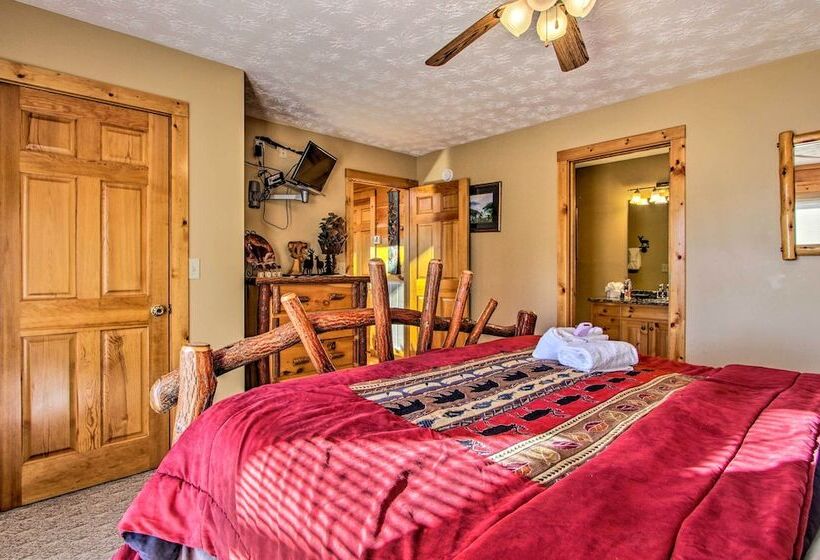 Cabin W/ Breathtaking Views, Pool Access & Theater
