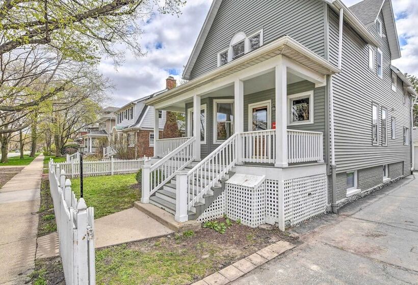 Oak Park Home W/ Fire Pit   5 Mi To Garfield Park!