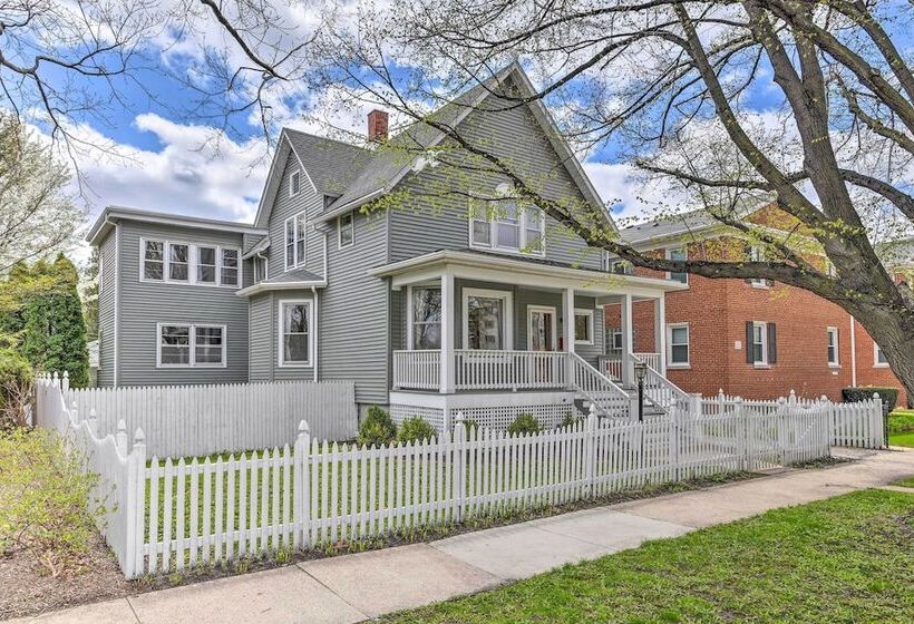 Oak Park Home W/ Fire Pit   5 Mi To Garfield Park!