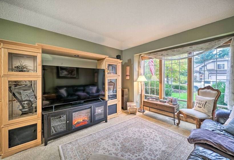 Charming Vancouver Home Patio & Fire Pit!