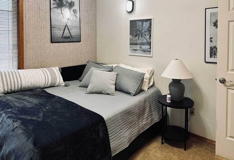 Charming Vancouver Home Patio & Fire Pit!