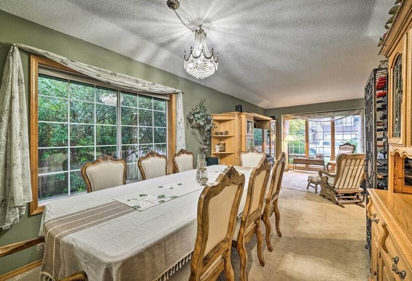 Charming Vancouver Home Patio & Fire Pit!