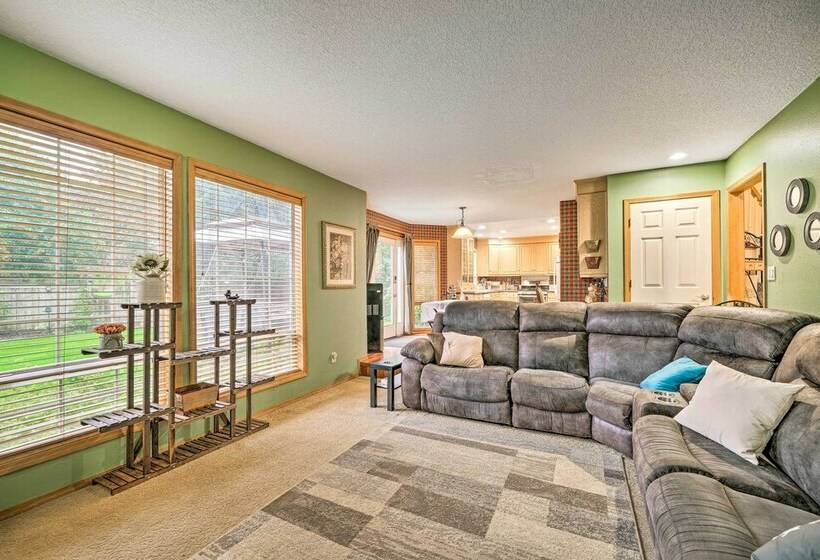 Charming Vancouver Home Patio & Fire Pit!