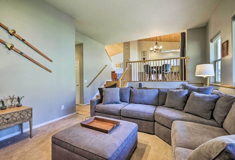 Cozy Carbondale Escape W/ Deck & Grill!