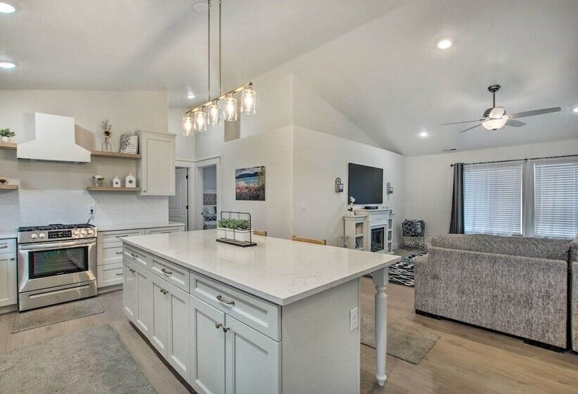 Cozy + Chic Abode ~ 11 Mi To Bloomington Lake