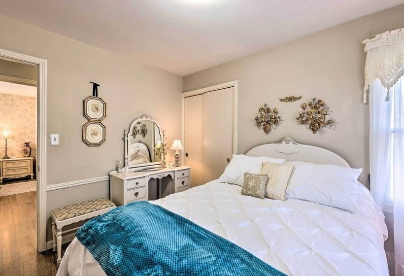 Cozy Kansas City Home W/ Yard   9 Mi To Dtwn!