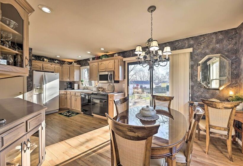 Cozy Kansas City Home W/ Yard   9 Mi To Dtwn!