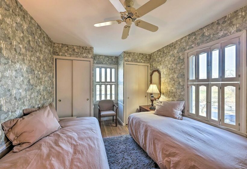 Cozy Kansas City Home W/ Yard   9 Mi To Dtwn!