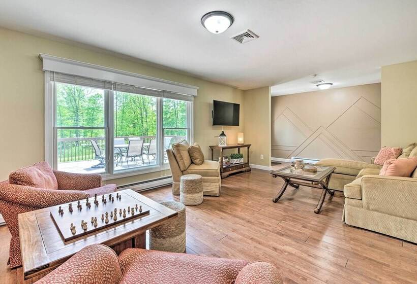 East Stroudsburg Home W/ Fire Pit & Private Pond