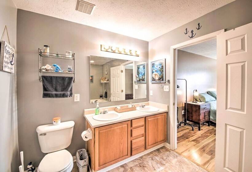 Family Home W/ Yard ~ 15 Mi To Downtown!