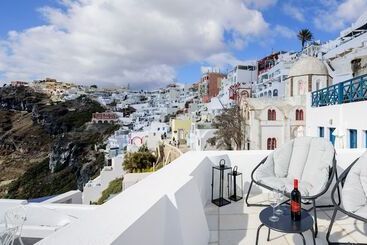 Firalia, Casa In Rock Suites