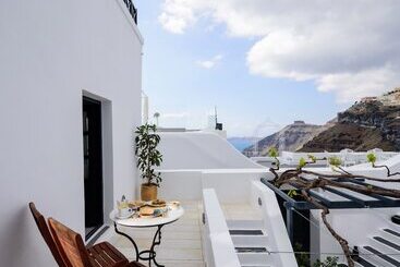 Firalia, Casa In Rock Suites