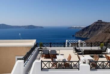 Firalia, Casa In Rock Suites