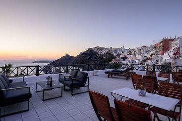 Firalia, Casa In Rock Suites