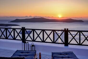 Firalia, Casa In Rock Suites