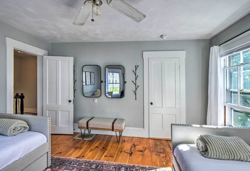 Hot Tub + Walk To Lakeside Dining: Meredith Home!