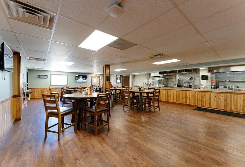 בית מלון כפרי Target Hospitality   Big Spring Lodge