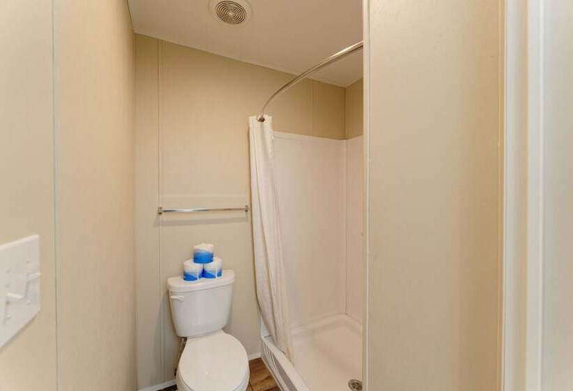 בית מלון כפרי Target Hospitality   Big Spring Lodge