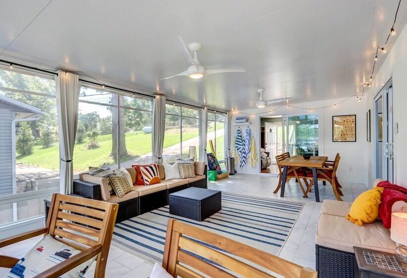 Dock + Kayaks: Lakefront Retreat In Sunrise Beach