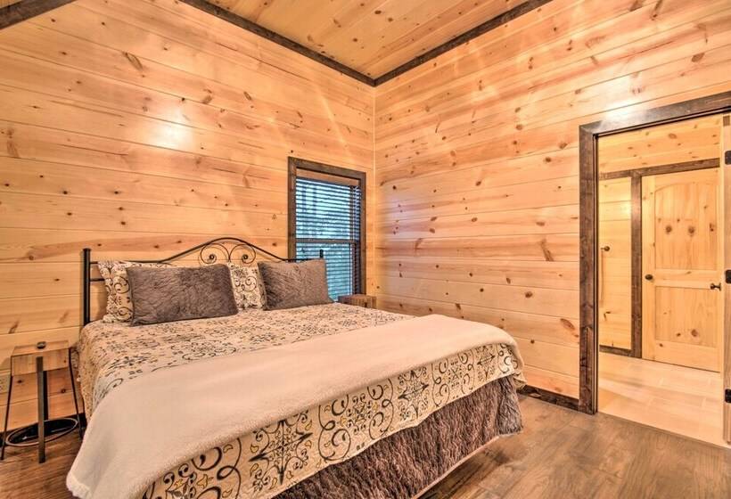 Large Upscale Cabin: Hot Tub, Fire Pit, Pool Table