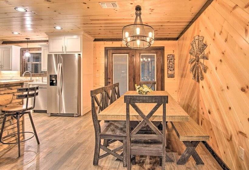 Large Upscale Cabin: Hot Tub, Fire Pit, Pool Table