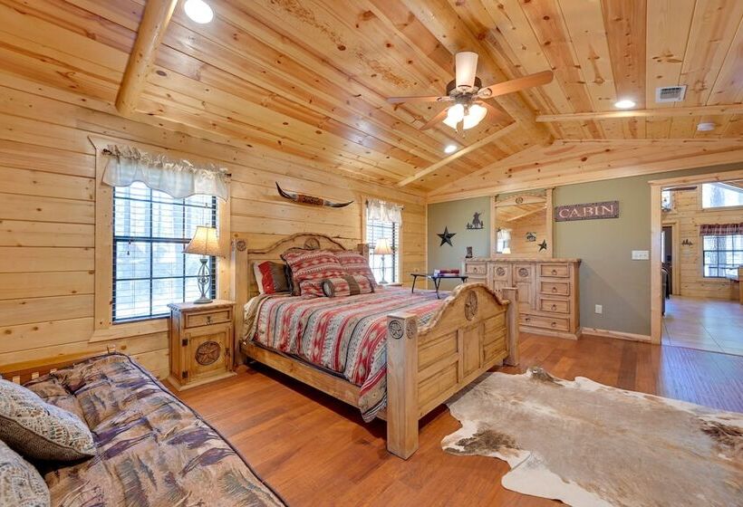 Broken Bow Cabin W/ Hot Tub & Deck   4 Mi To Lake!