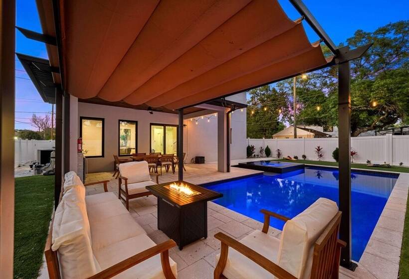 Luxury Tampa Home W/ Pool, Jacuzzi & Amenities