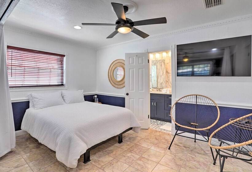 Modern Seminole Home W/ Patio, 3 Mi To Beach!