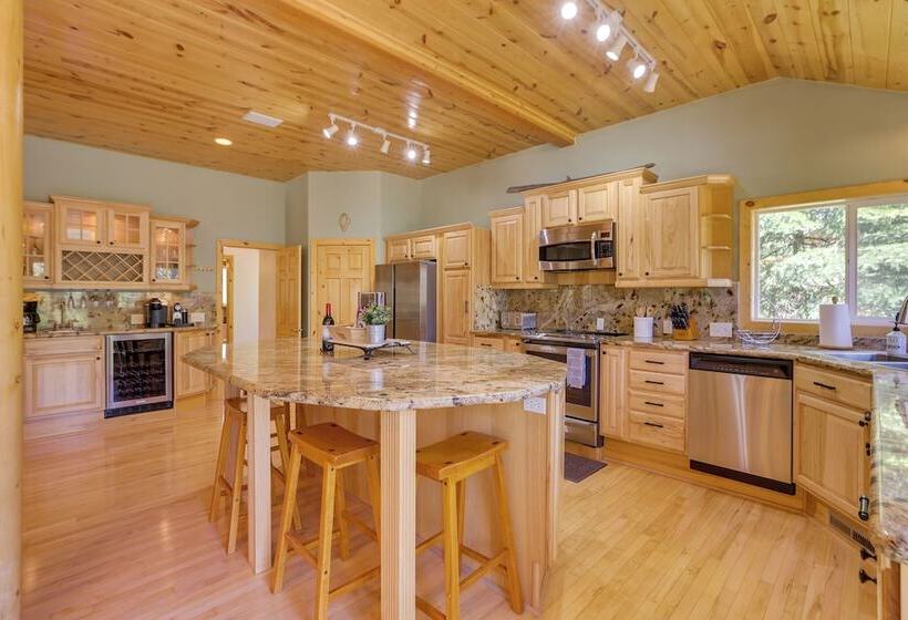 Mountain Escape: Scattered Pines Cabin W/ Deck!