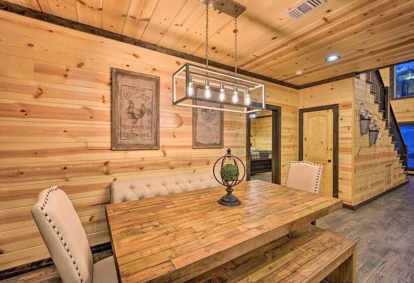 Outdoor Paradise W/ Hot Tub, Firepit, Bbq & More!