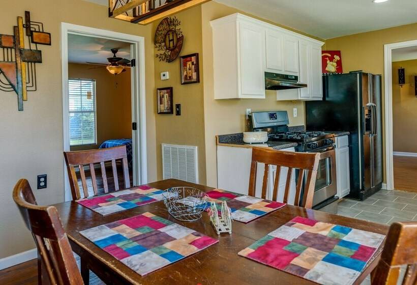 Pet Friendly Victoria Home   Kayak, Fish & Golf!