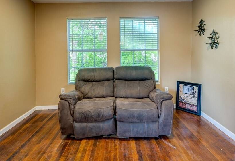 Pet Friendly Victoria Home   Kayak, Fish & Golf!